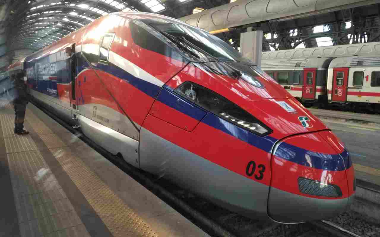 Pendolare treno Frecciarossa (ANSA)