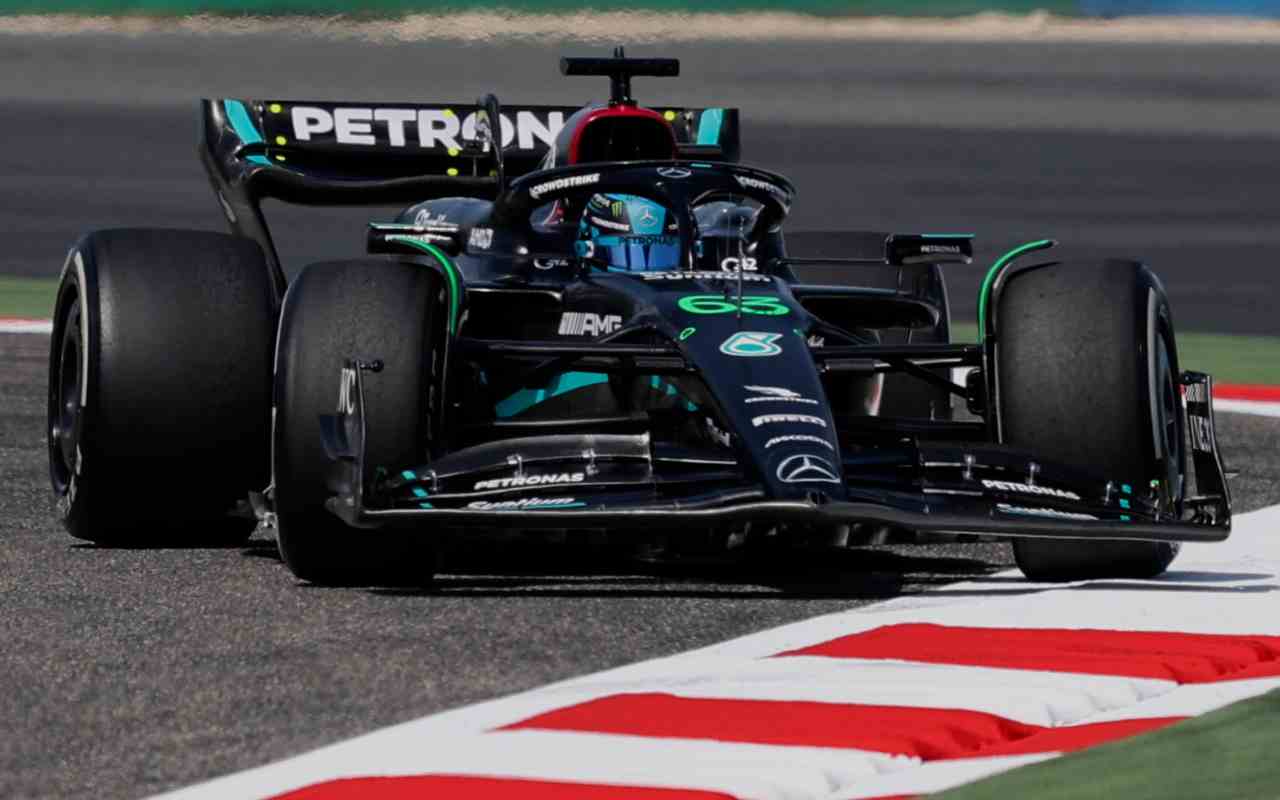 La livrea nera della Mercedes W14 di F1 (Mercedes)