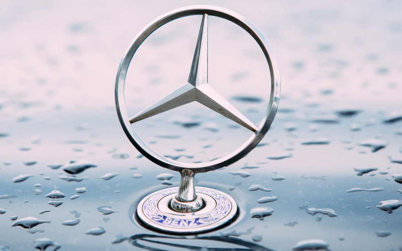 Mercedes Logo (Adobe Stock)