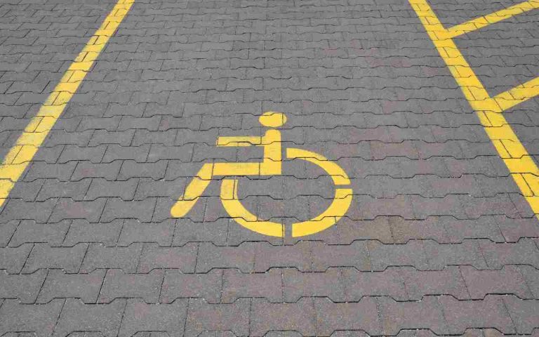 Parcheggio e strisce gialle (AdobeStock)
