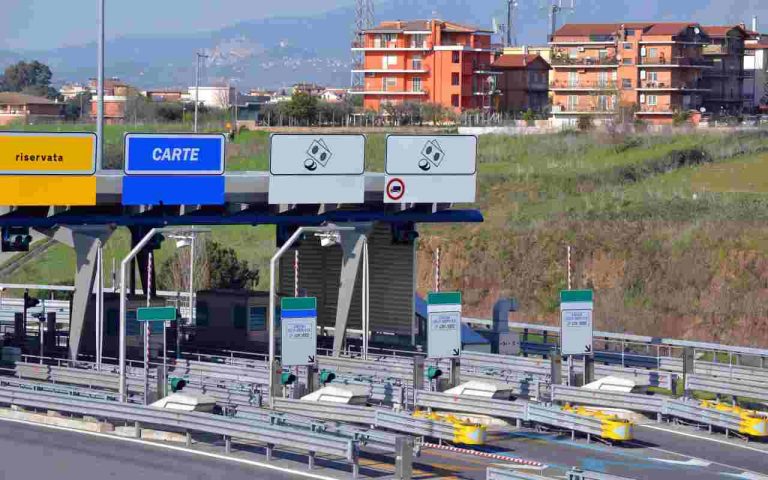 Casello autostradale nazioni (Adobe)