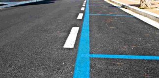 Parcheggio strisce blu città (Adobe)