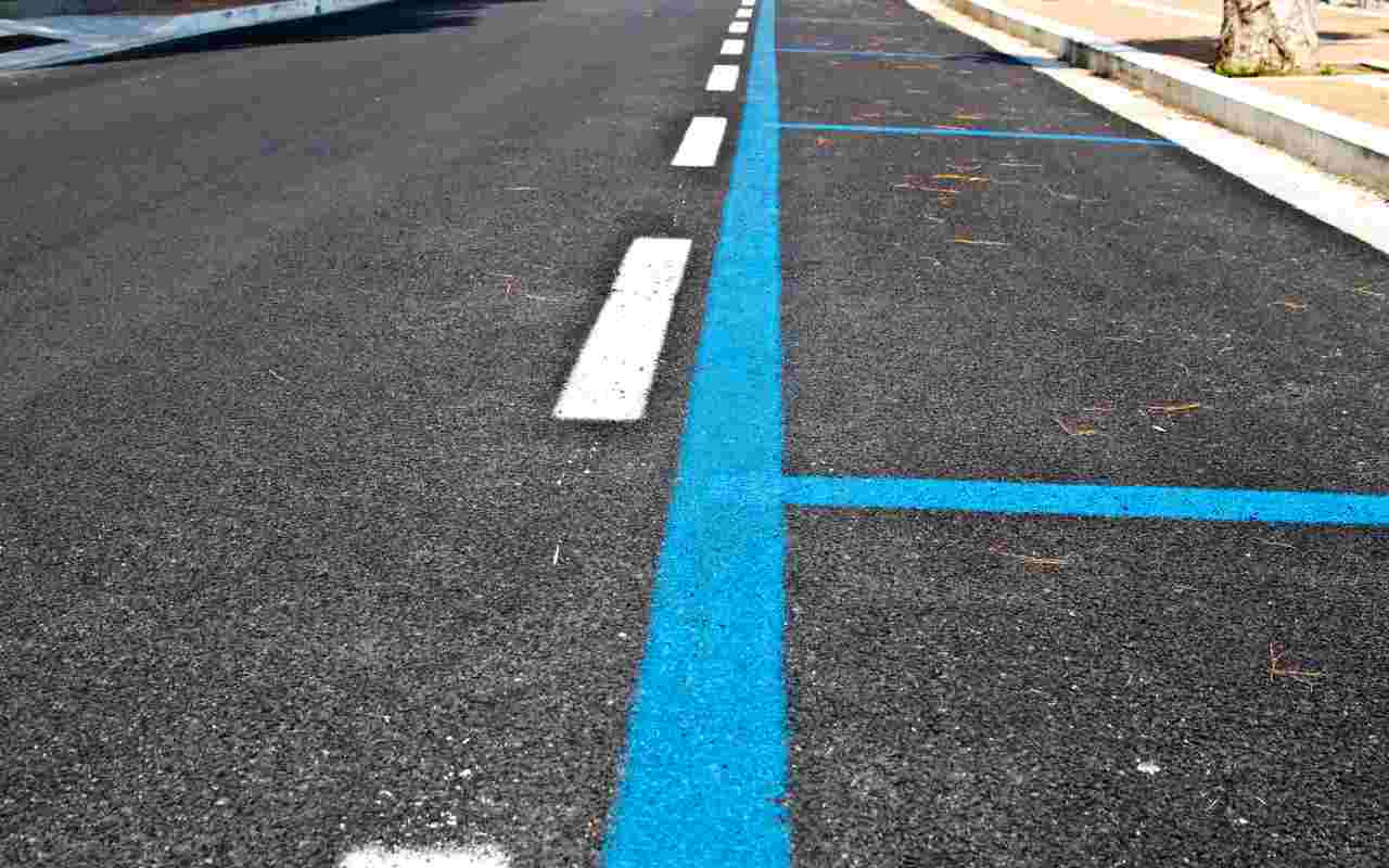 Parcheggio strisce blu città (Adobe)