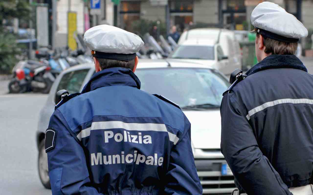 Polizia Municipale che fa multe (AdobeStock)