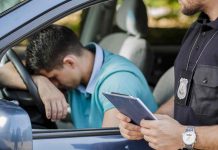 Uomo viene multato in auto (AdobeStock)