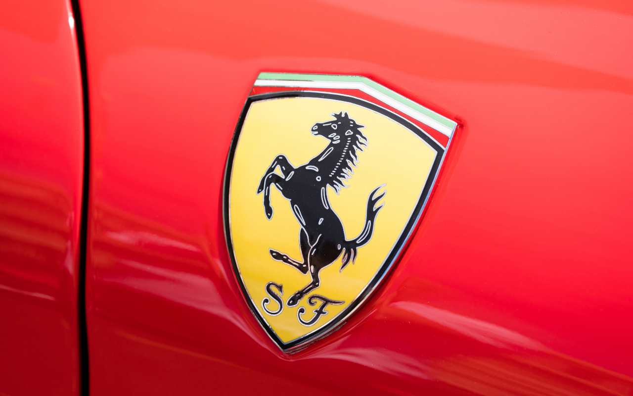 Ferrari ed un grande premio (Adobe Stock)