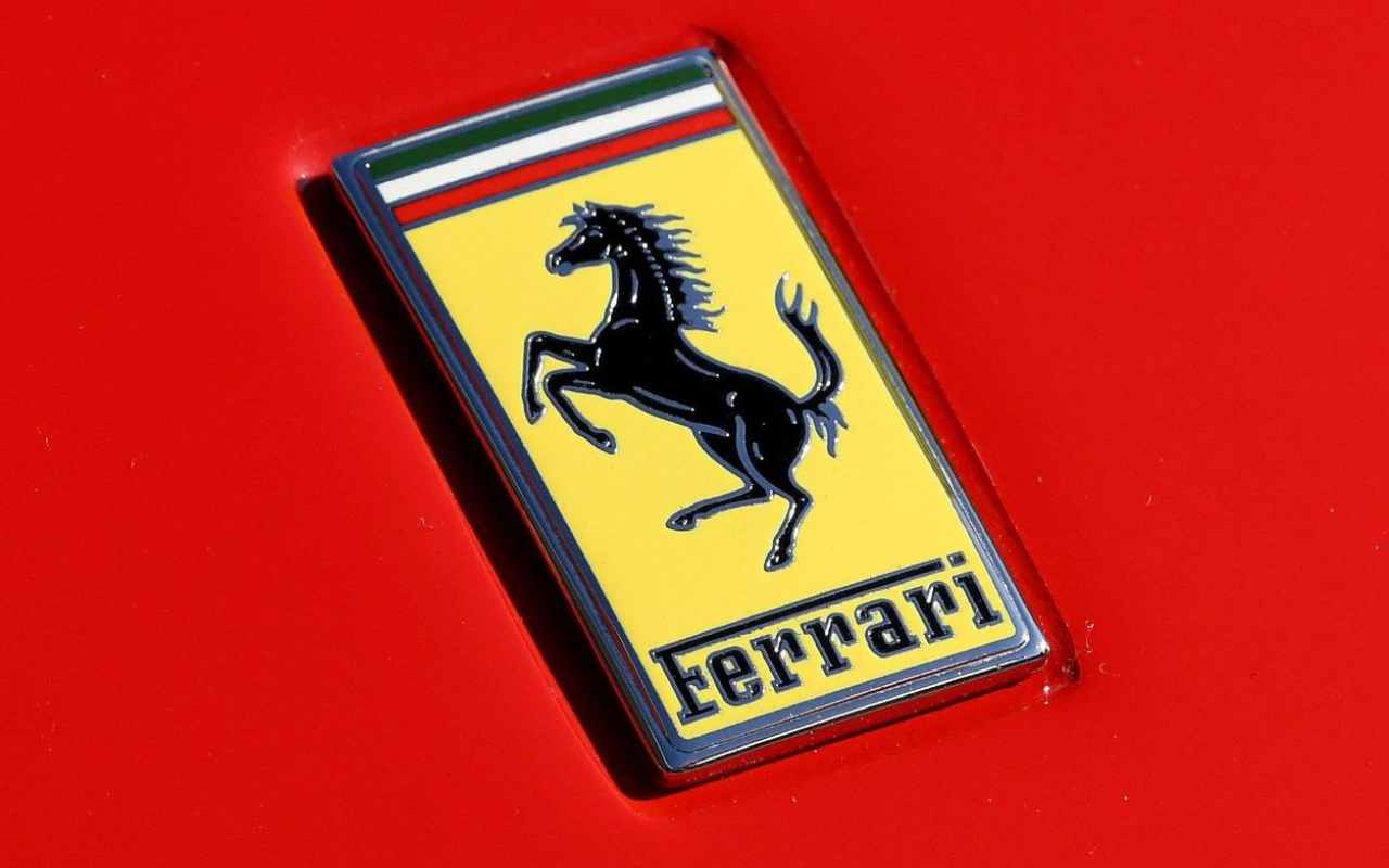 Il marchio della Ferrari su una delle ultime vetture (ANSA)