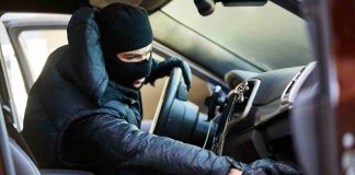 Furto soldi auto