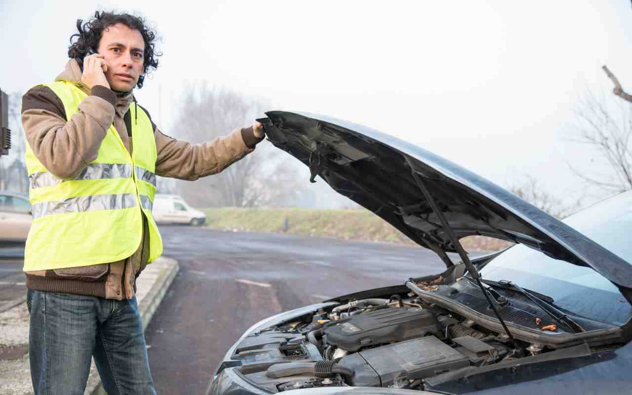 Guasto auto (AdobeStock)