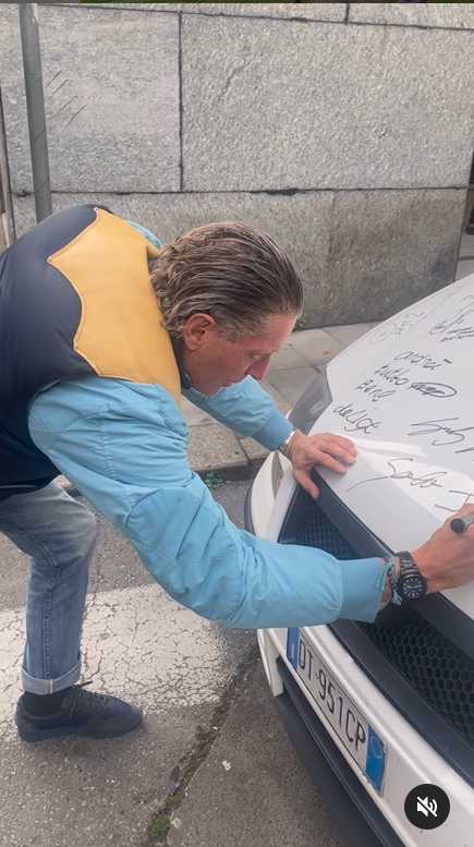 Lapo Elkann firma taxi