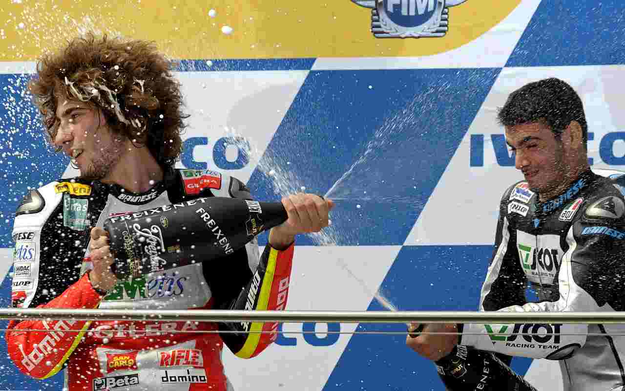 Raffaele De Rosa Marco Simoncelli sul podio in 250_ (Ansa Foto)