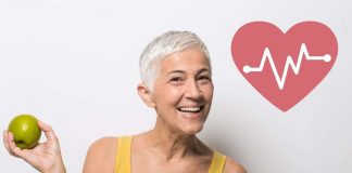 Anziana con mela in mano