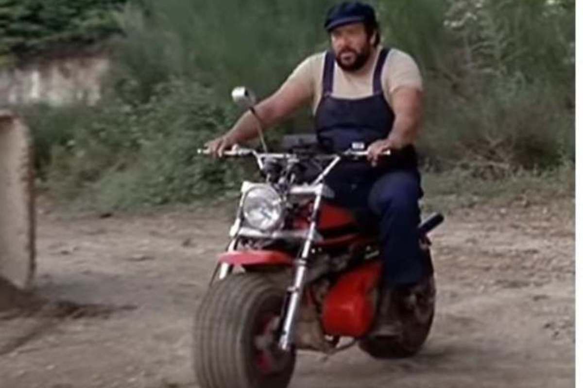L'iconica moto di "Altrimenti ci arrabbiamo"