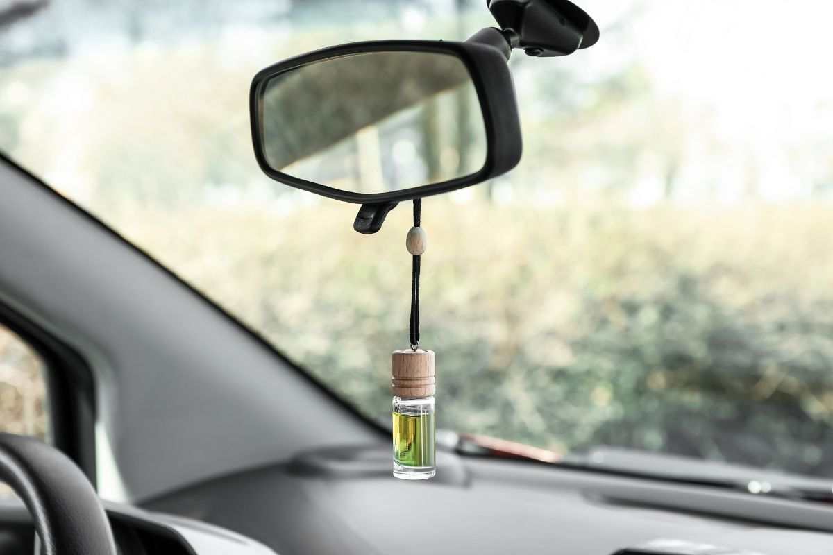 Test: dove metti il deodorante in auto?