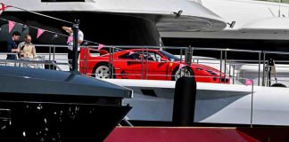 Spunta una Ferrari sulla prua di uno Yacht