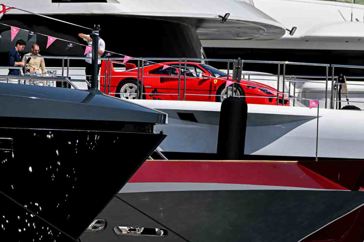 Spunta una Ferrari sulla prua di uno Yacht