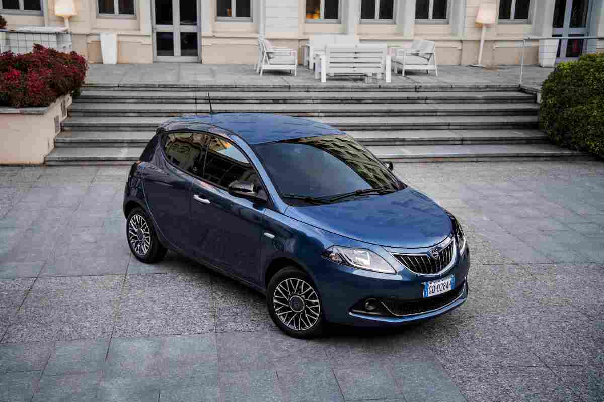 Lancia Ypsilon fugge dall'Italia