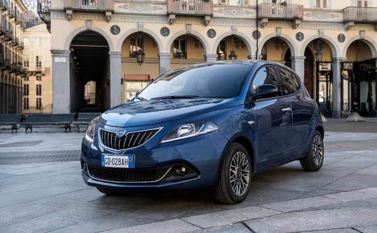 Lancia Ypsilon in fuga dall'Italia