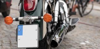 Rischi andando in moto senza targa