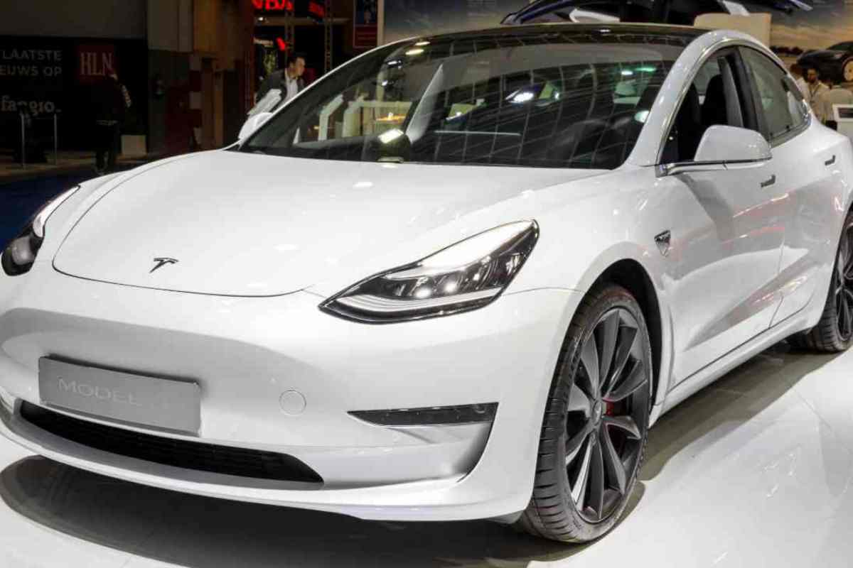 Tesla ed una casa rivale