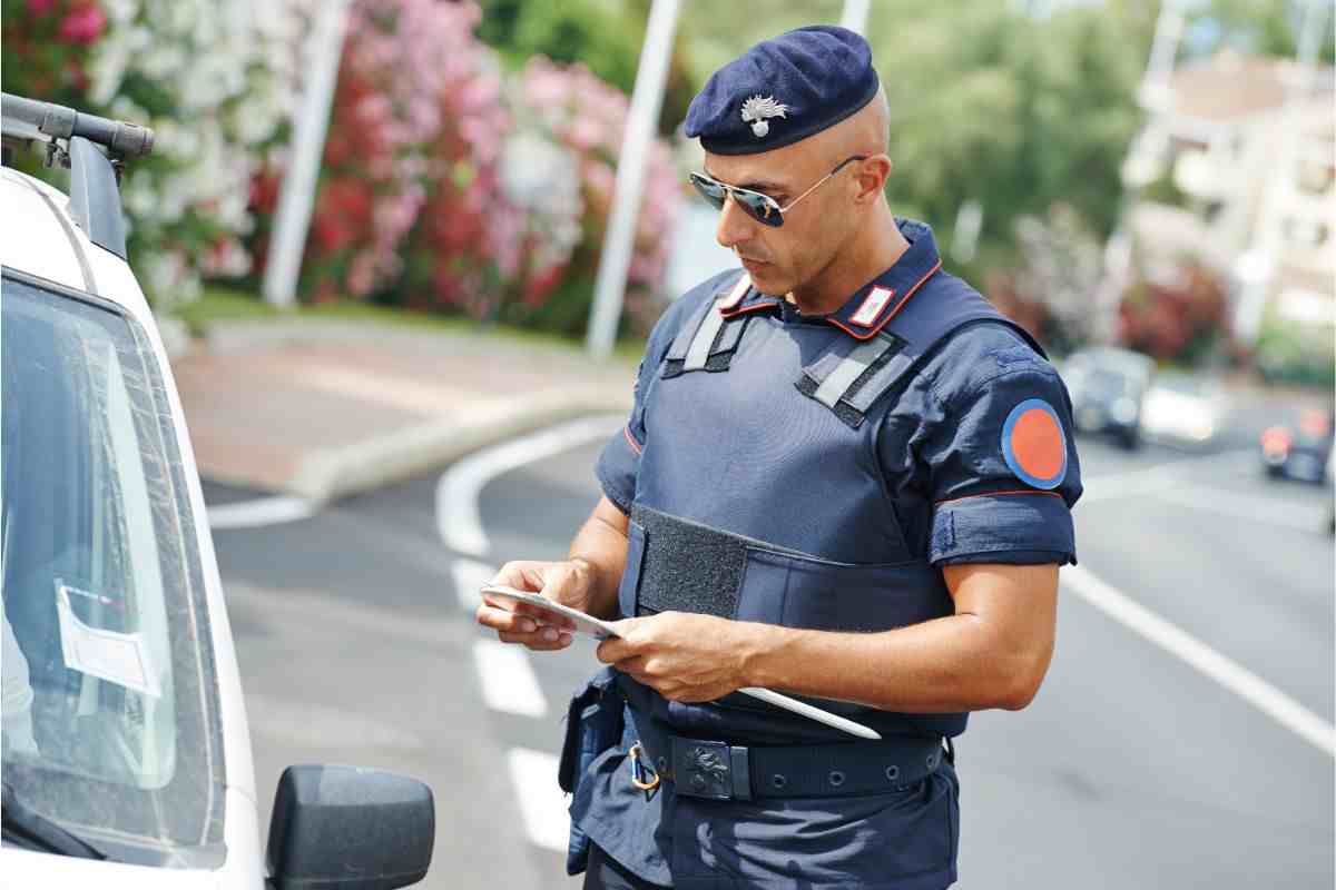 auto controllo guida carabiniere