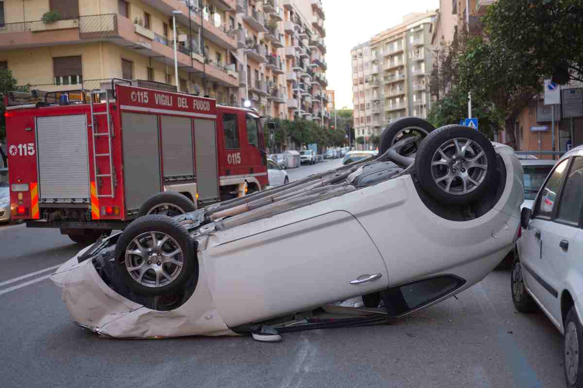 Auto si capotta a Monaco