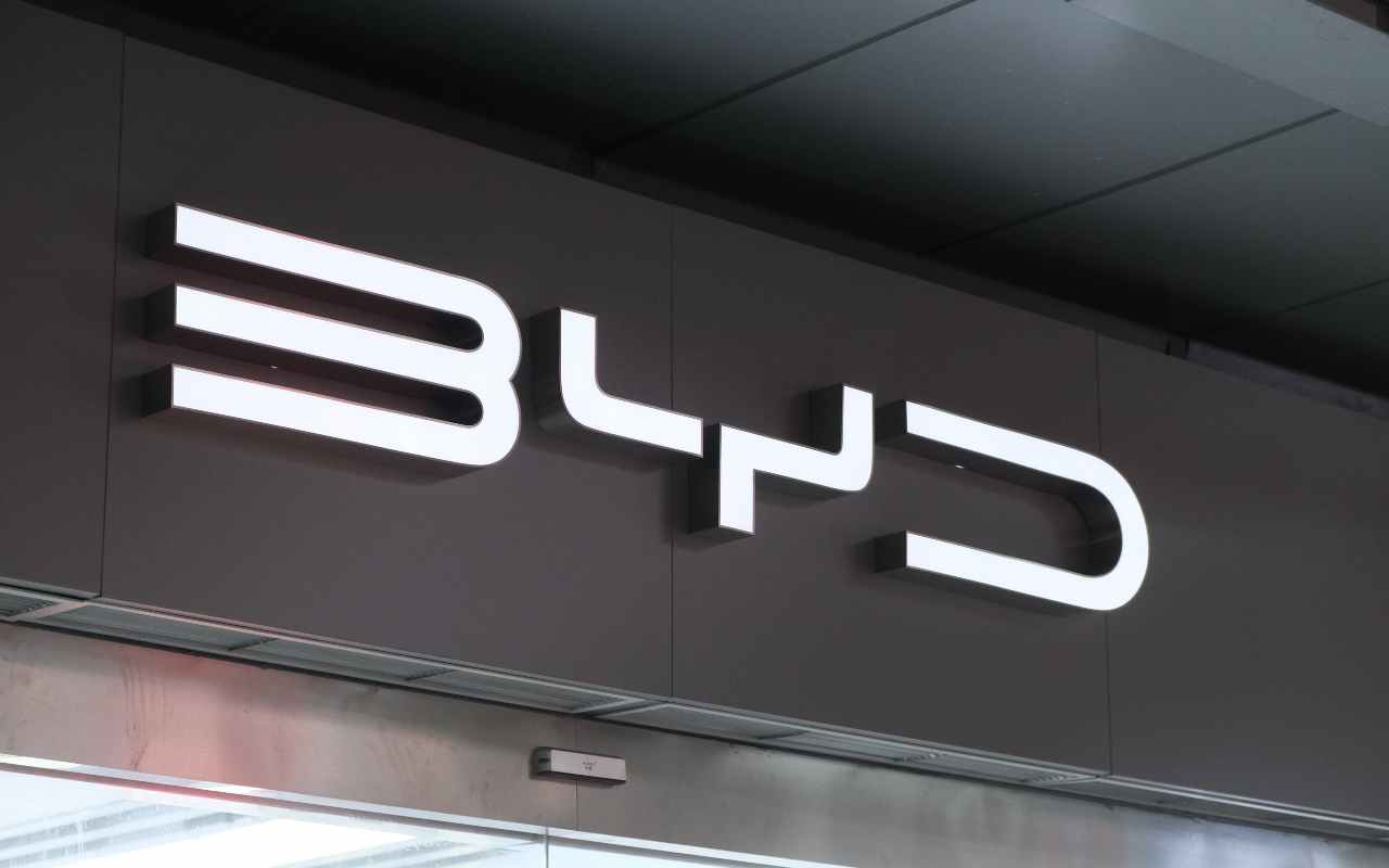 BYD lancia lo YangWang U8