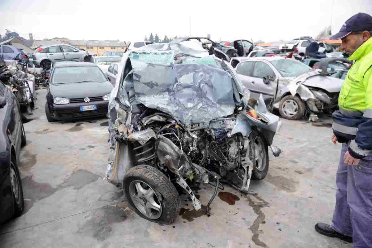 Incidente Ferrari, calciatore contro un palo