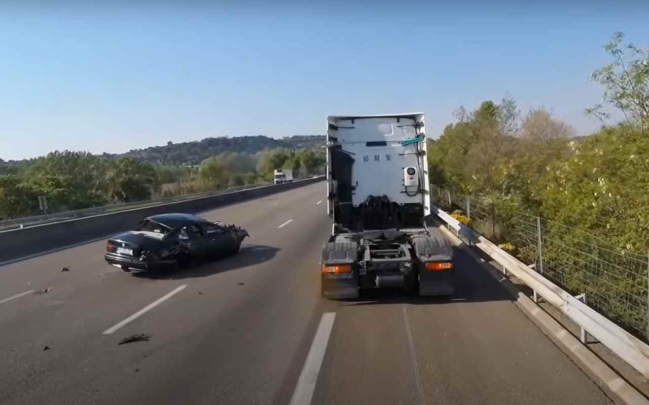 Incidente in autostrada di una BMW