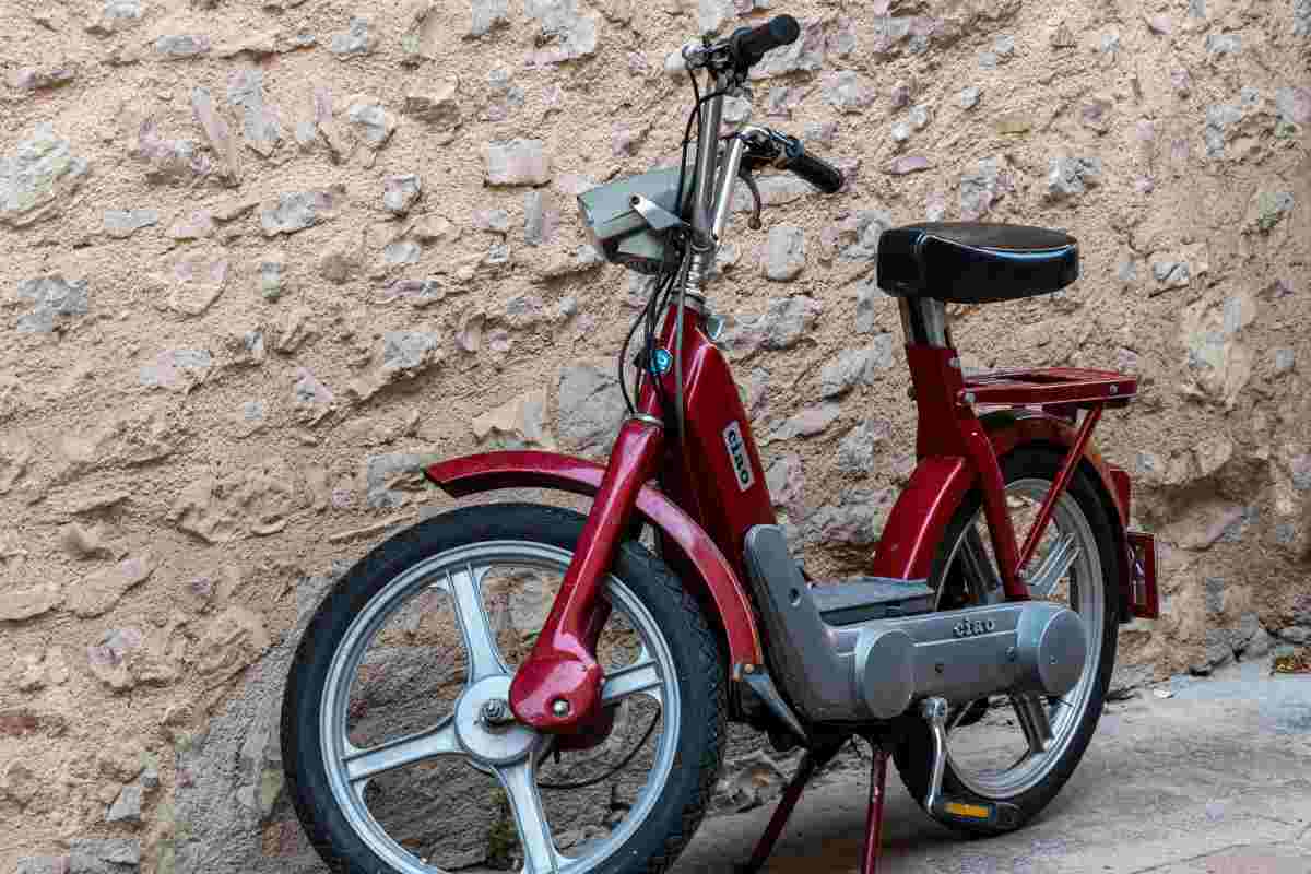 Piaggio Ciao, torna il mitico cinquantino con una novità incredibile: si  guida senza casco nè assicurazione