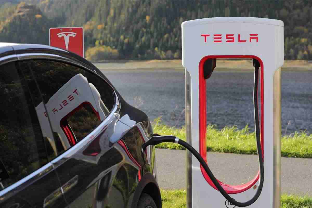 Rivale Tesla cambia piani