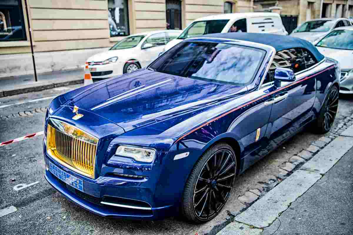 Sale nella sua Rolls Royce