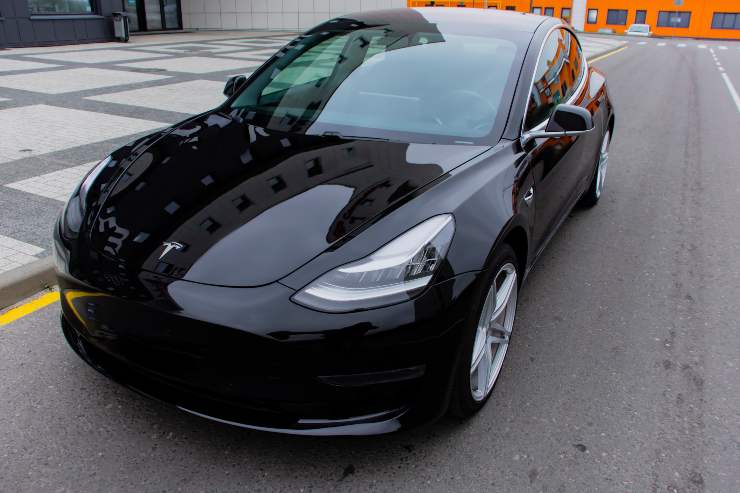 Tesla Model 3, impazzisce e si schianta