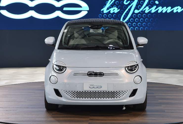 La Fiat 500, auto di Bella Ramsey