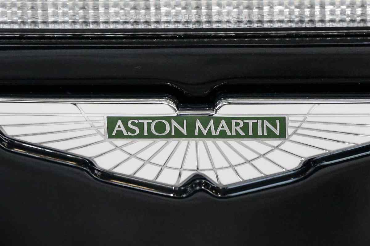 Costo di una Aston Martin DB12 autografata