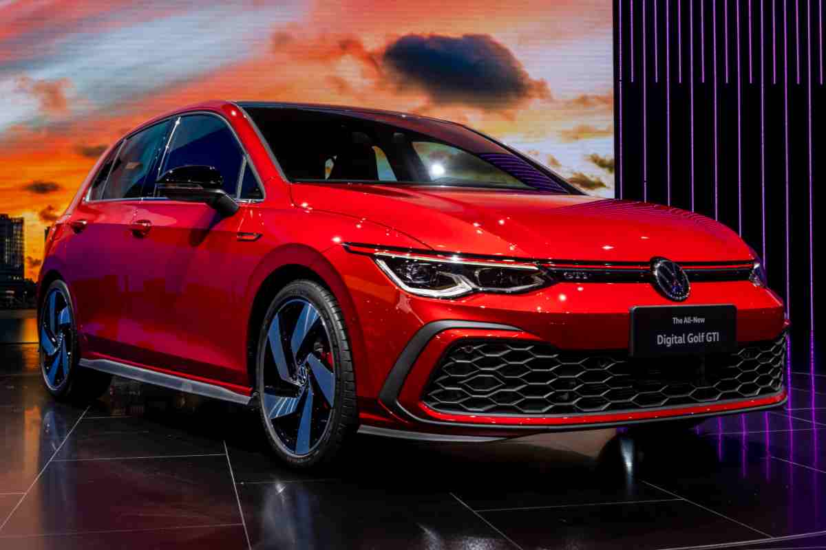Volkswagen Golf addio al motore termico