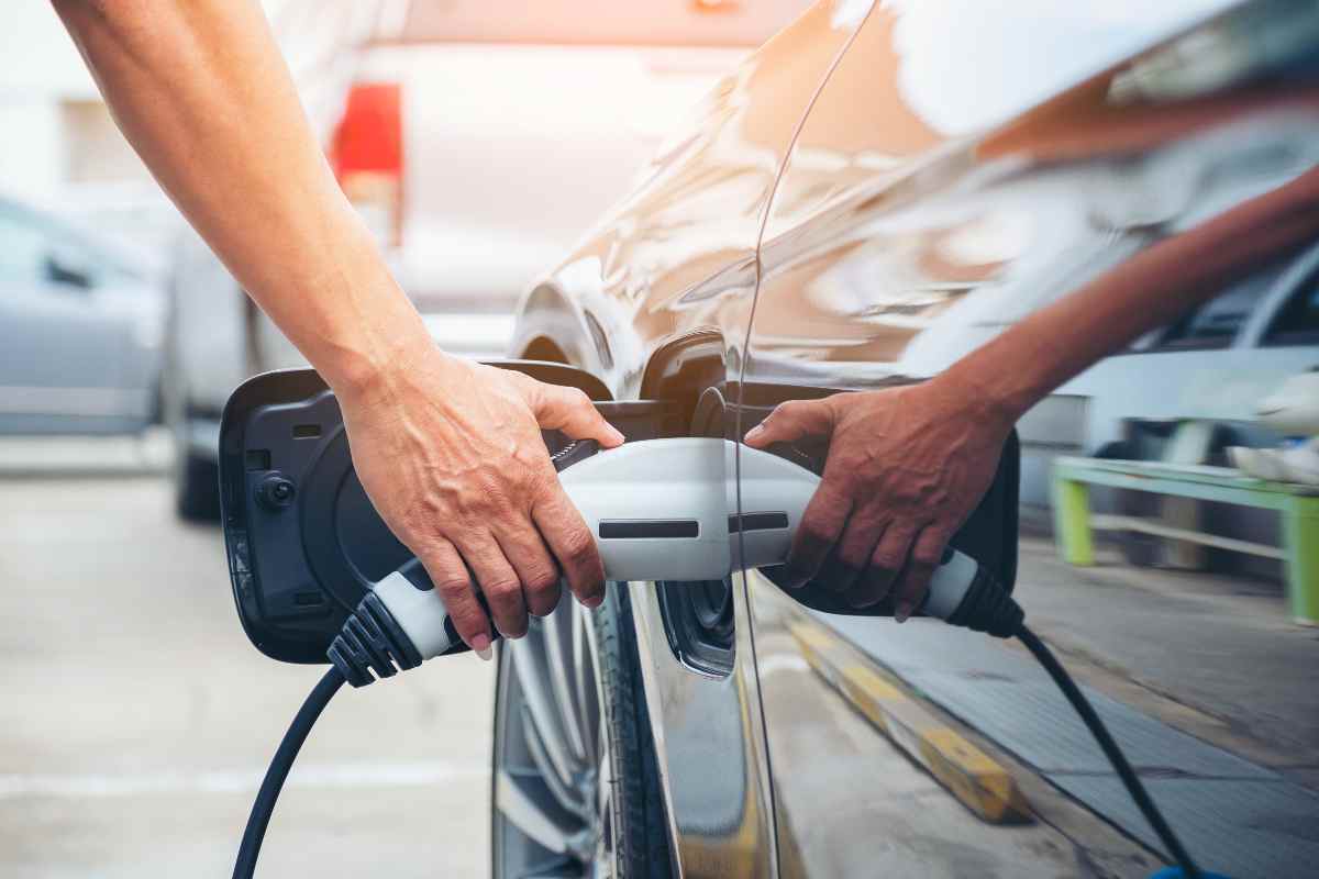 Ricaricare l'auto elettrica sarà rapido