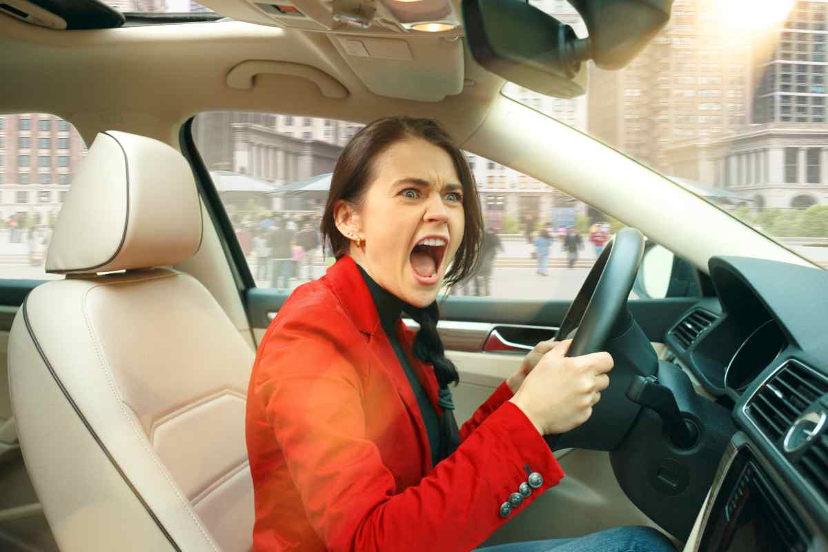 donna in auto arrabbiata