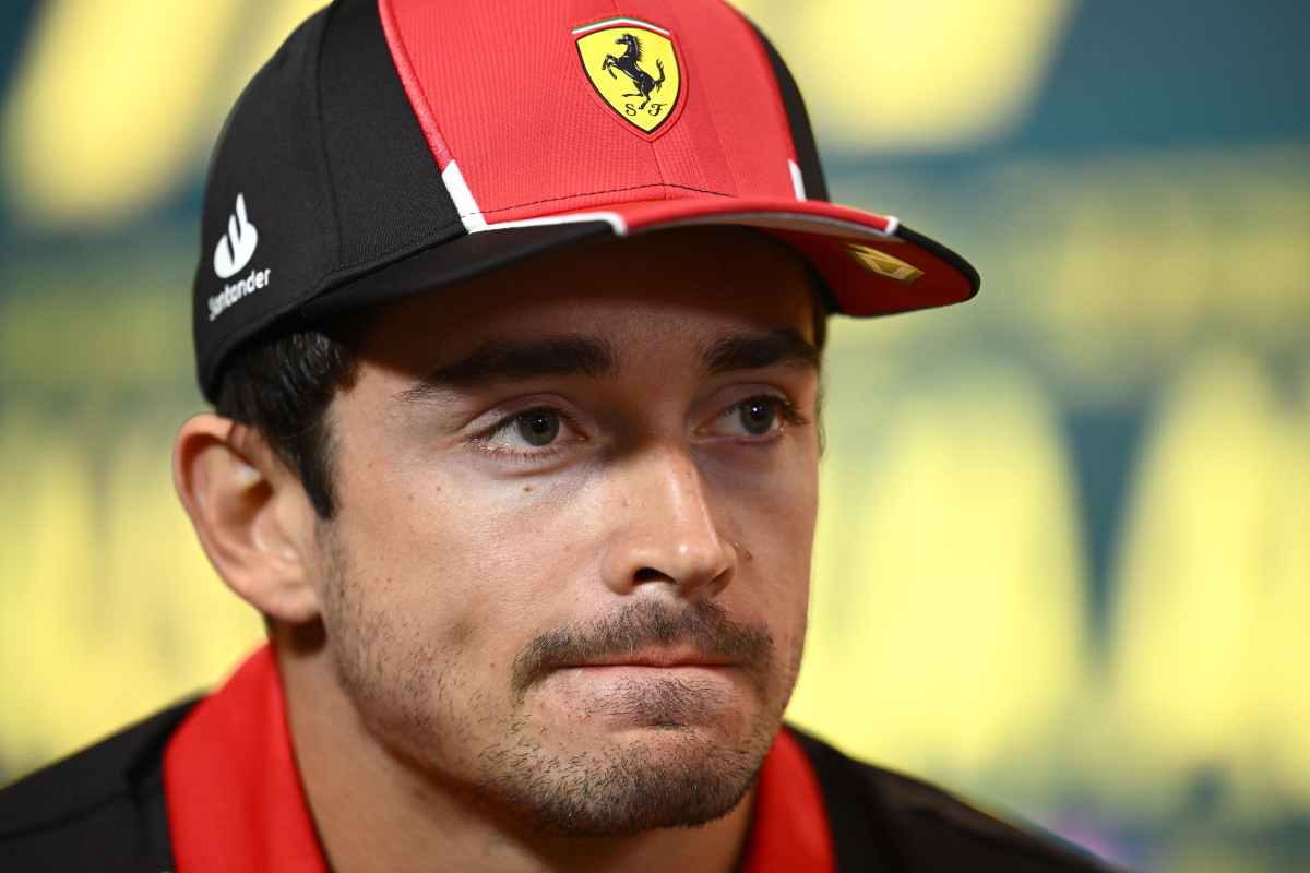 Charles Leclerc frena la Ferrari