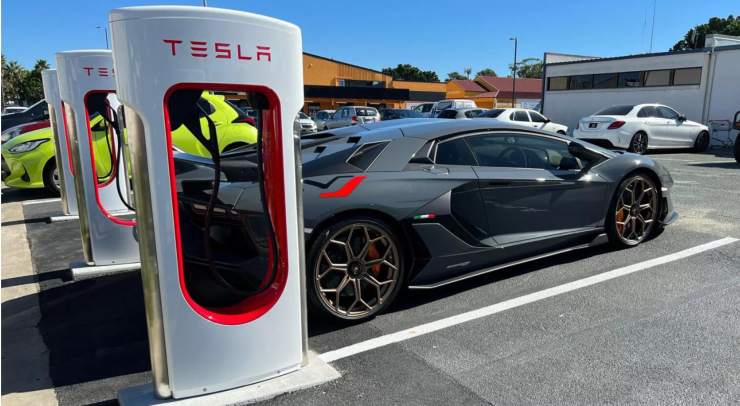 Lamborghini e McLaren parcheggiano dove non possono