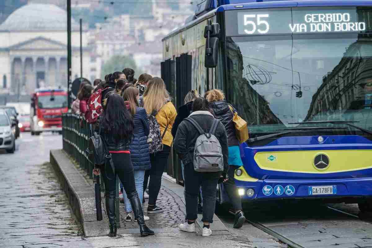 A Torino mezzi pubblici attivi solo nelle fasce protette: gli orari