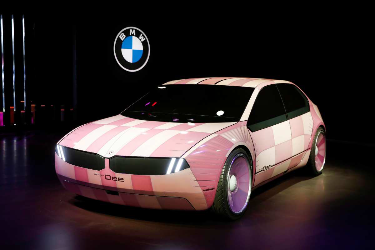La BMW i Vision Concept Dee cambia davvero colore