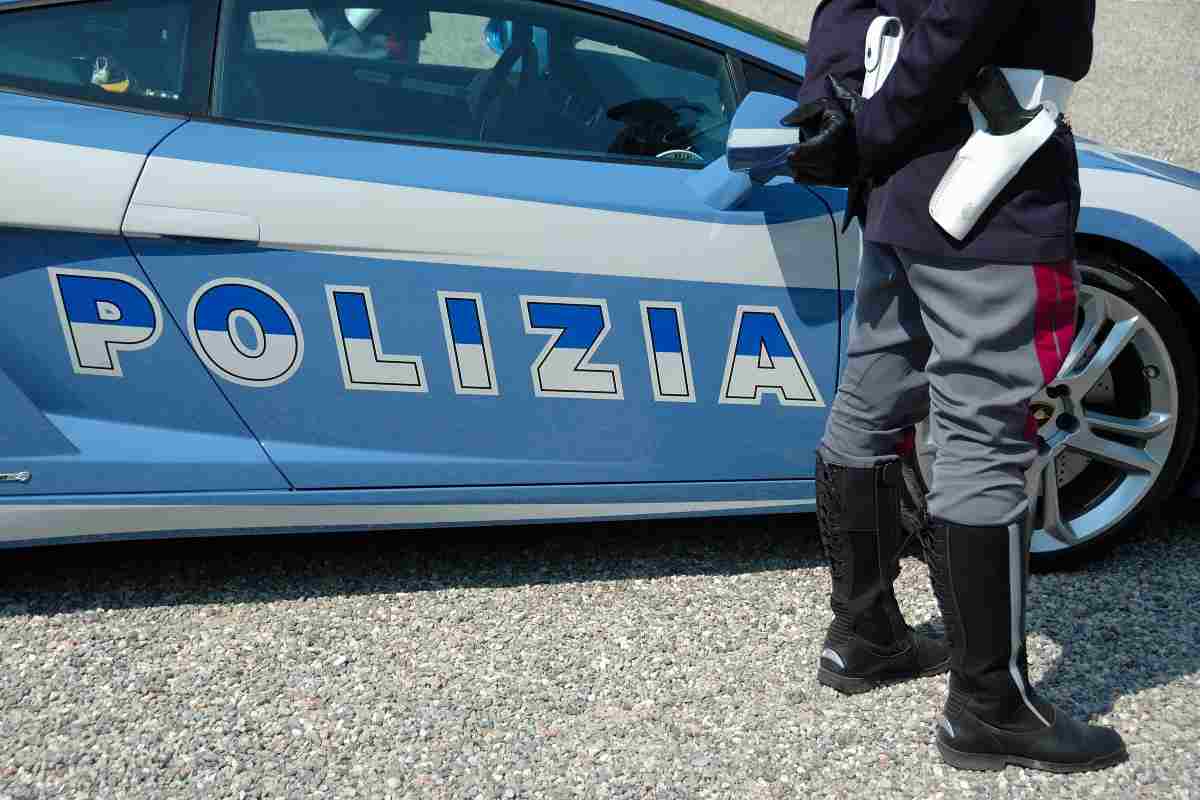 L'auto della Polizia lo ferma