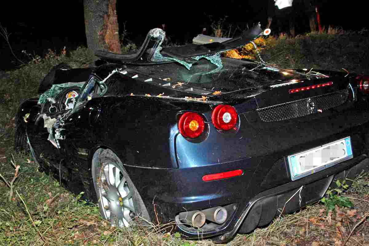 Ferrari incidente Auto bisarca Inghilterra