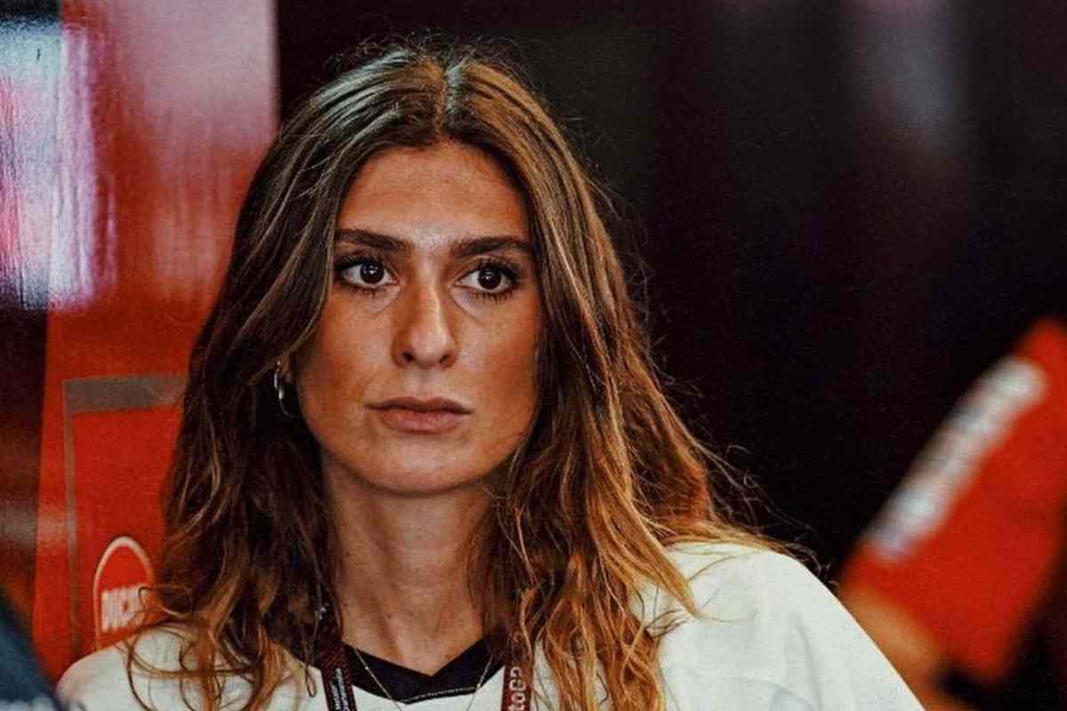 Sexy ed italiana, è lei la regina delle 'wags' della MotoGP: i fan la adorano (FOTO)