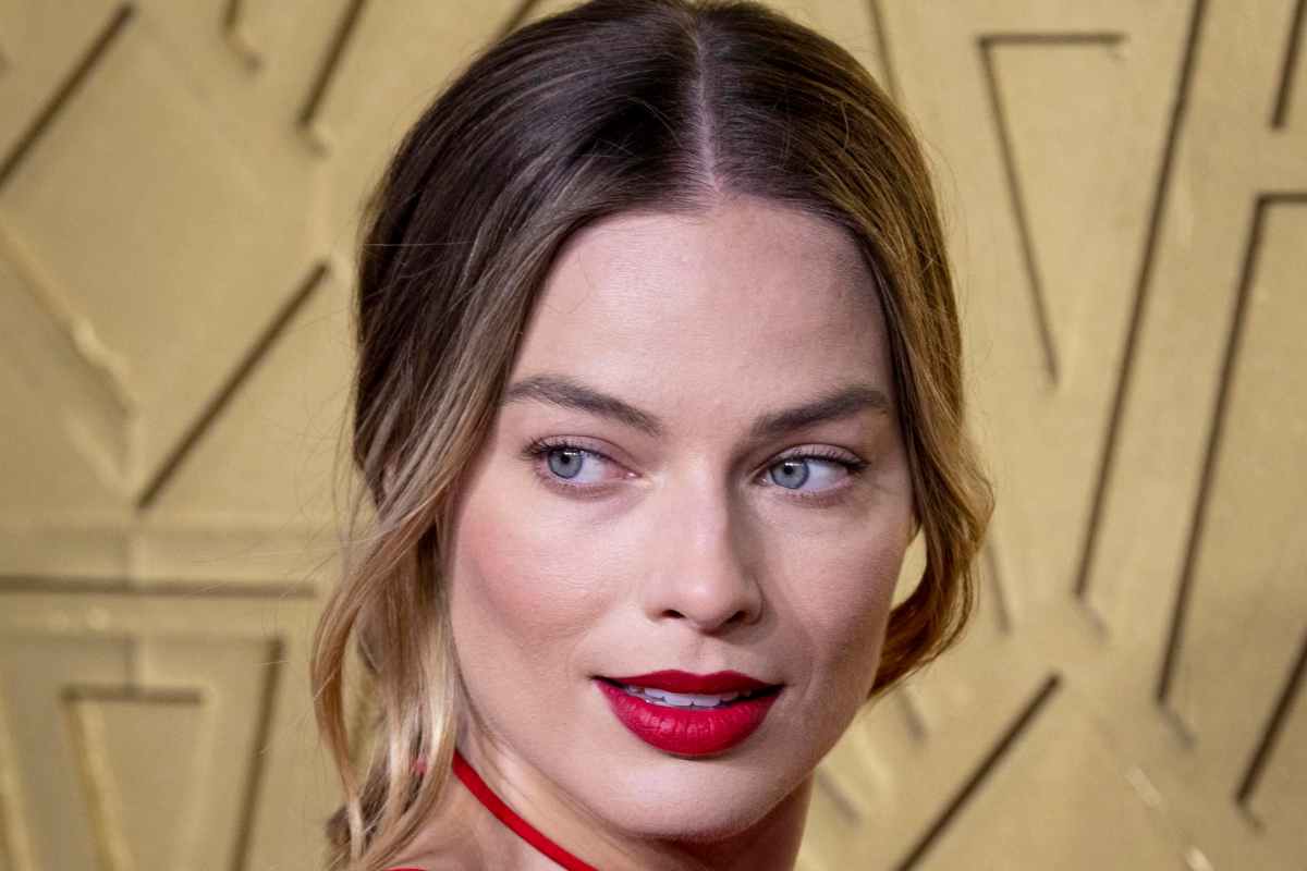 Margot Robbie garage