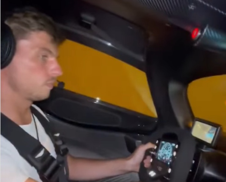 Verstappen alla guida della sua auto