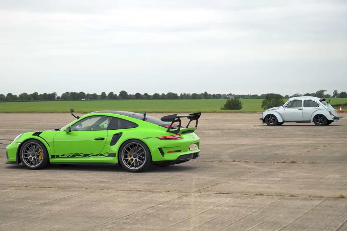 Porsche 911 GT2 RS sfida Volkswagen Maggiolino