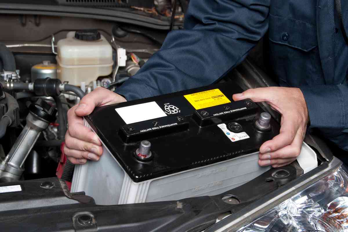 Batteria auto, il trucco per ricaricarla senza scollegarla: è facilissimo