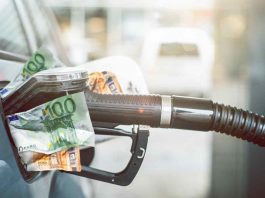 Prezzo Benzina aumenti 300 euro a famiglia